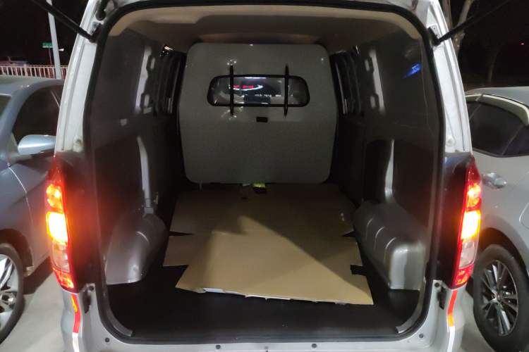 Used Wuling Hongguang V 2022 1.5L Jingqu Edition Enclosed-Window Vehicle with Electric Power Steering LAR Trunk