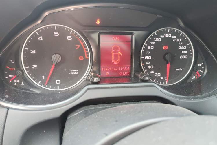 Used Audi Q5 2011 2.0TFSI Ambition Edition Odometer Close Up