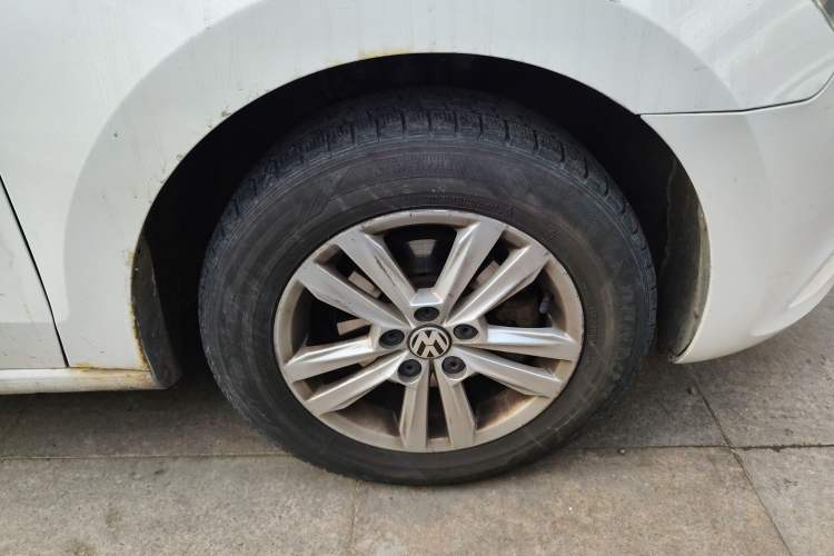 Used Volkswagen Jetta 2015 Value Edition 1.6L Manual Fashionable Style Right Front Wheel Hub