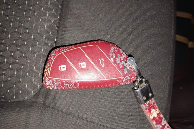 Used SAIC MAXUS Xintu V70 2023 2.0T Elite Edition Manual Transmission Short Wheelbase Low Roof 5/6 Seats (125 hp)
