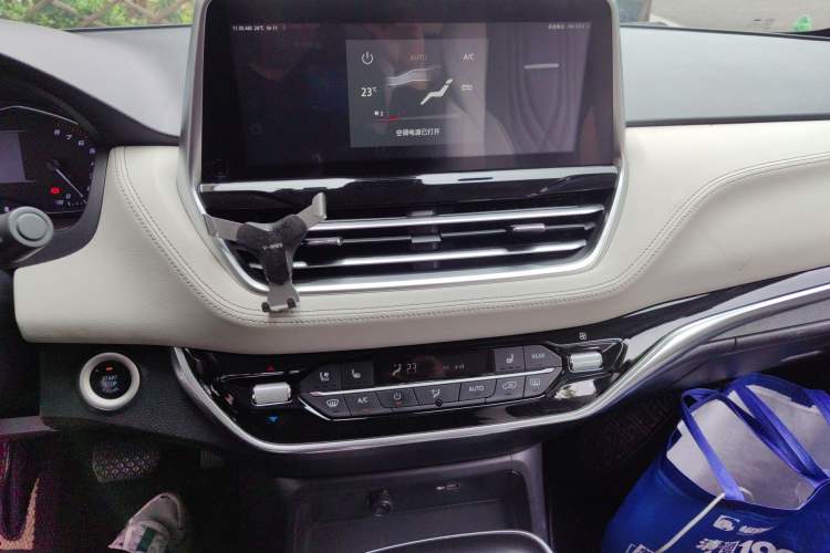 Used SAIC MAXUS G20 2021 PLUS 2.0T Gasoline Automatic ZhiZun Edition Audio And AC Panel