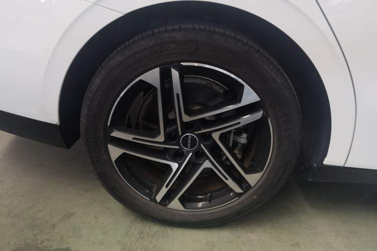 Used Roewe D7 2023 EV 510km Rear-Drive Flagship Edition Right Rear Wheel Hub