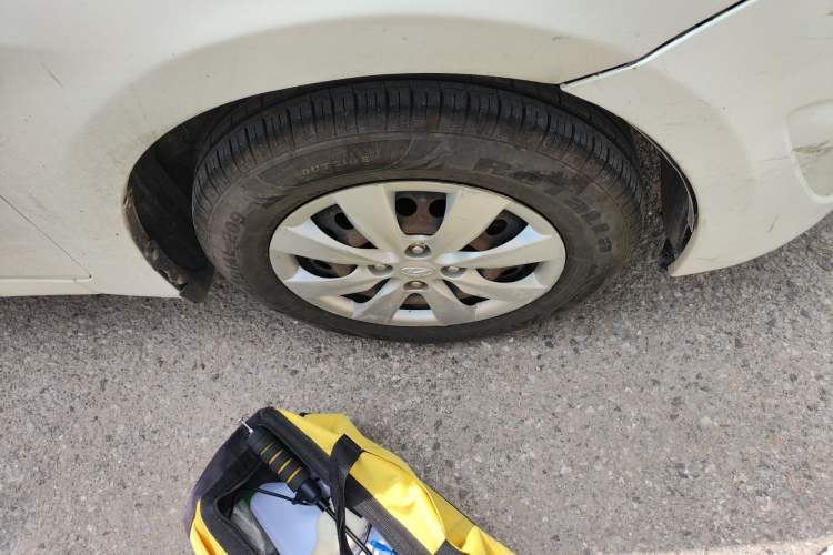 Used Hyundai Verna (older generation) 2010 Sedan 1.4L Manual Comfort GS Right Front Wheel Hub