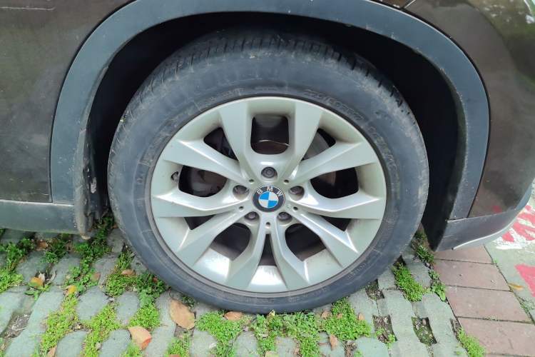 Used BMW X1 2014 sDrive18i Fashion Model Right Front Wheel Hub