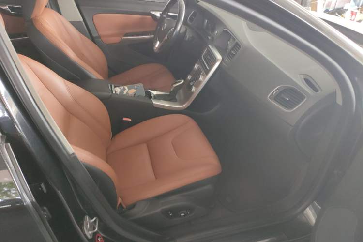 Used Volvo S60 2014 S60L 2.0T Zhiyuan Edition
