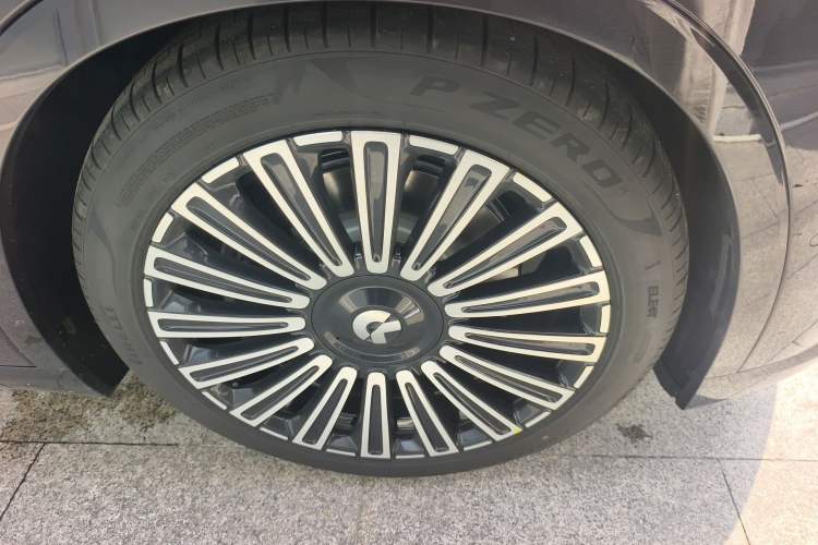 Used Nio ES8 2026 Model 6-seat Executive Luxury Edition Right Front Wheel Hub