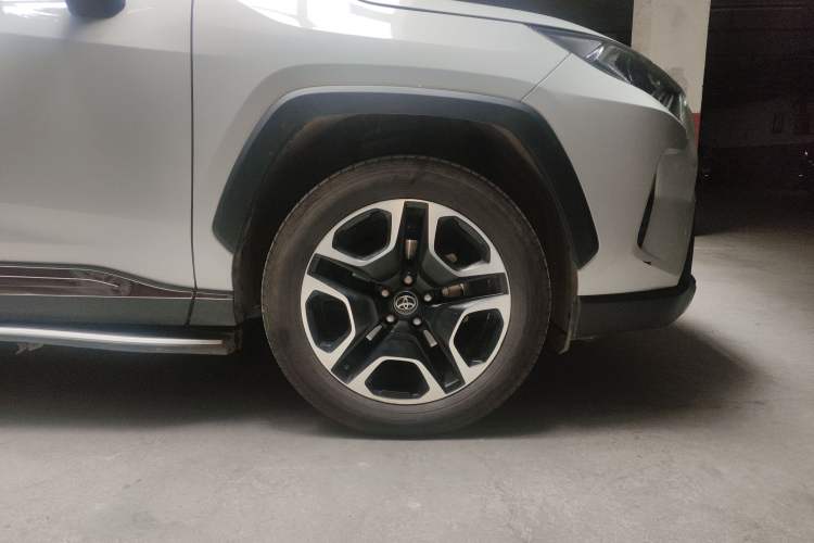 Used Toyota RAV4 2021 2.0L CVT Four-Wheel Drive Premium Edition
