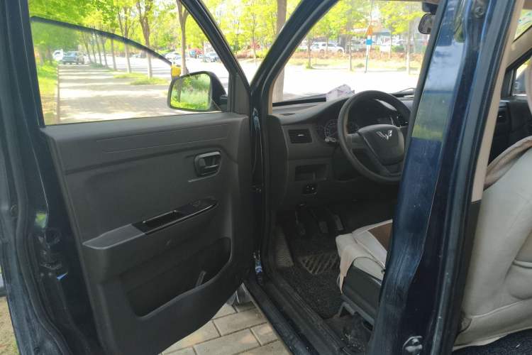 Used Wuling Rongguang V 2015 1.2L Standard Version
