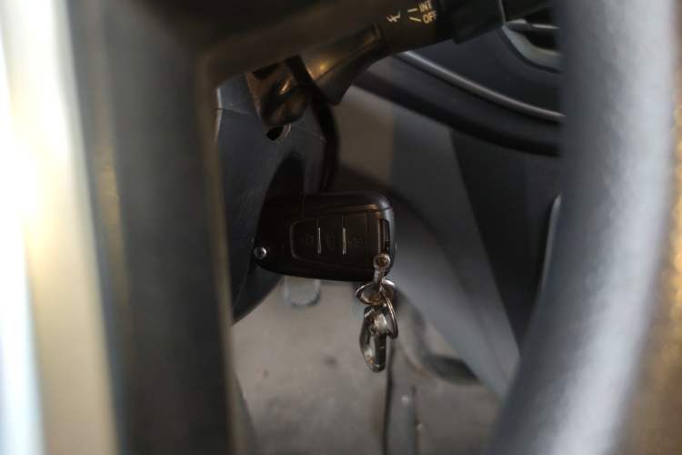 Used SAIC MAXUS Xintu V80 2021 2.0T PLUS Manual All-Around King Long Wheelbase Mid-Roof Variant with 6/7/8/9 Seats Vehicle Key