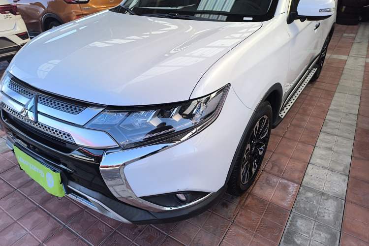 Used Mitsubishi Outlander 2019 2.4L 4x4 Zhi Xiang Edition 5 Seats China VI Standard

