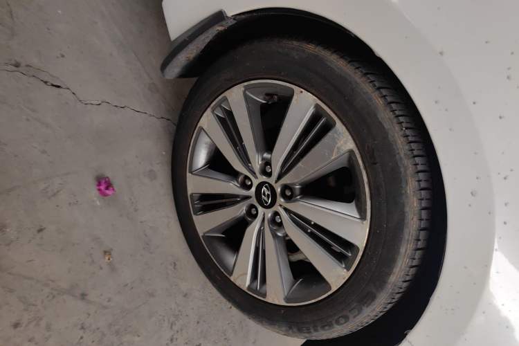 Used Hyundai Mistra 2014 1.8L Automatic Deluxe DLX Model Right Front Wheel Hub