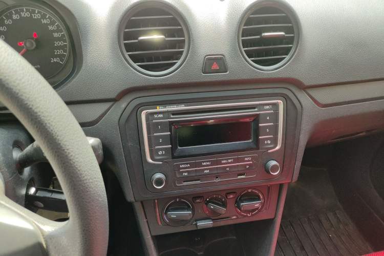 Used Volkswagen Jetta 2013 1.6L Manual Fashion Edition Audio And AC Panel