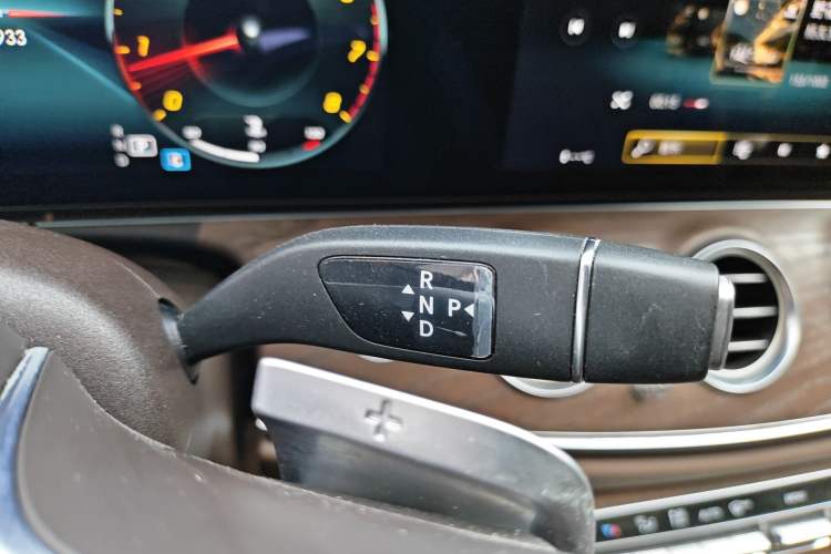 Used Mercedes-Benz E-Class 2023 Updated E 300 L Fashion Edition Gear Lever