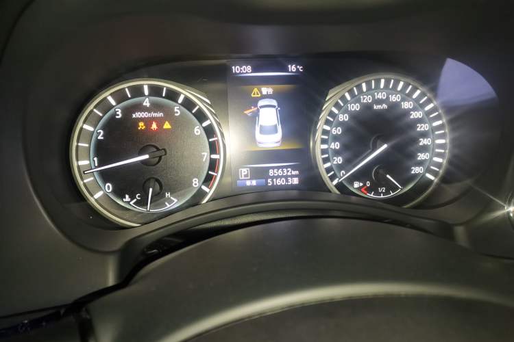 Used Infiniti Q50L 2018 2.0T Enjoyment Version China VI Standard Odometer Close Up