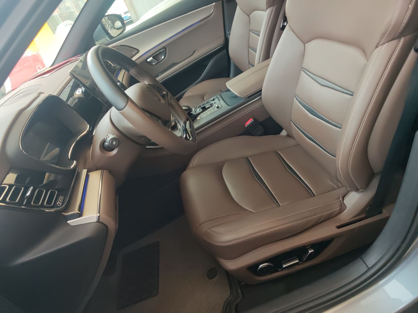 المقاعد الأمامية داخل السيارة