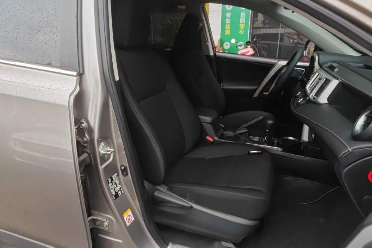 Used Toyota RAV4 2016 2.0L CVT Two-Wheel Drive Fashion Edition China V Standard Right Front Seat