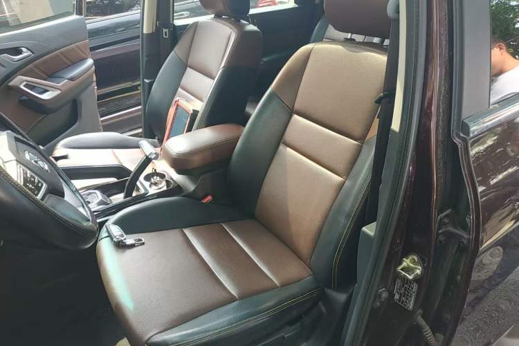 Used JMC Yusheng S350 2016 2.0T Automatic Two-Wheel Drive Gasoline Luxury Version with Sunroof 5 Seats
