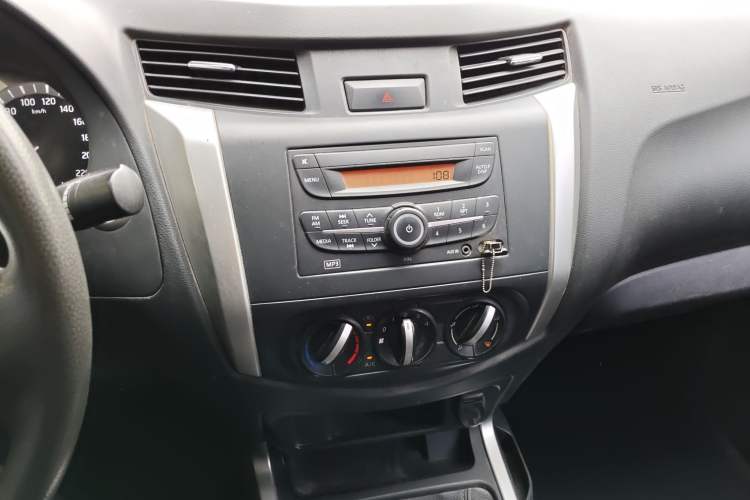 Used Nissan Navara 2021 2.5L Facelift Manual Two-Wheel Drive Comfort Version QR25 Audio And AC Panel