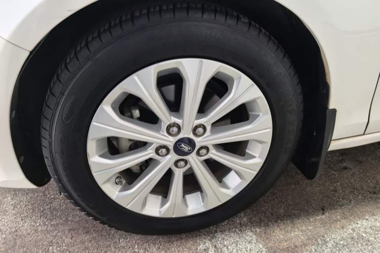 Used Ford Escort 2015 1.5L Automatic Fashion Model Left Front Wheel Hub