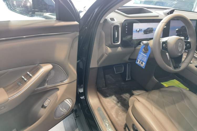 Used Hima AITO M8 2025 Model Pure Electric Ultra Six-Seat Four-Wheel-Drive Version
