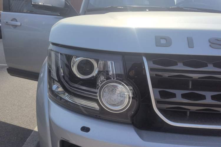 Used Land Rover Discovery 2016 3.0 SC Obsidian Black Heritage Edition HSE Right Front Headlight