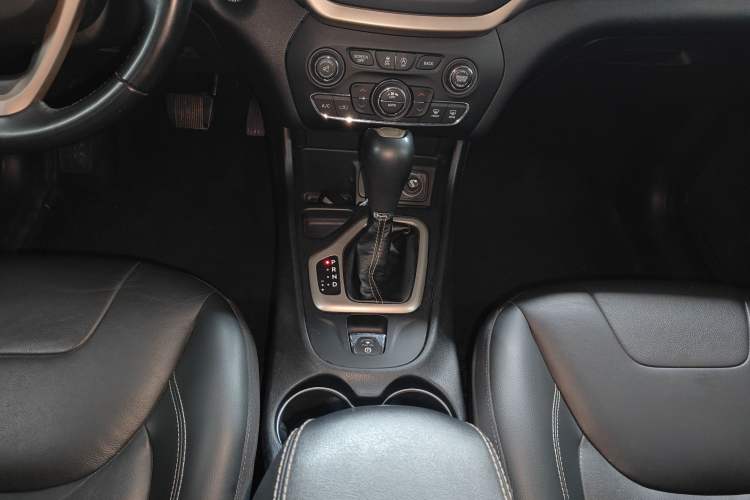 Used Jeep Cherokee 2017 2.0L Superior Edition
