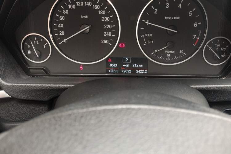 Used BMW 3 Series 2016 320Li Fashion Model Odometer Close Up