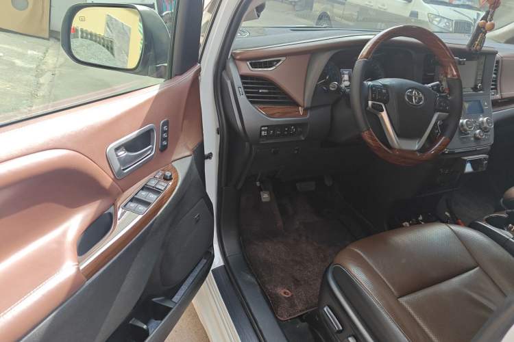 Used Toyota SIENNA 