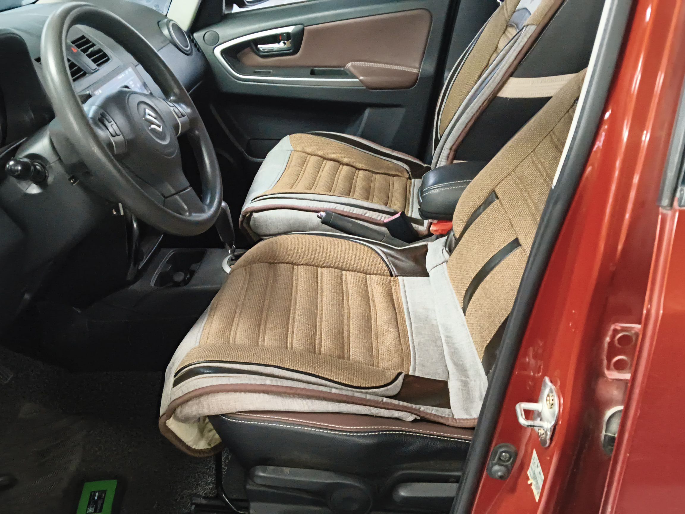 المقاعد الأمامية داخل السيارة