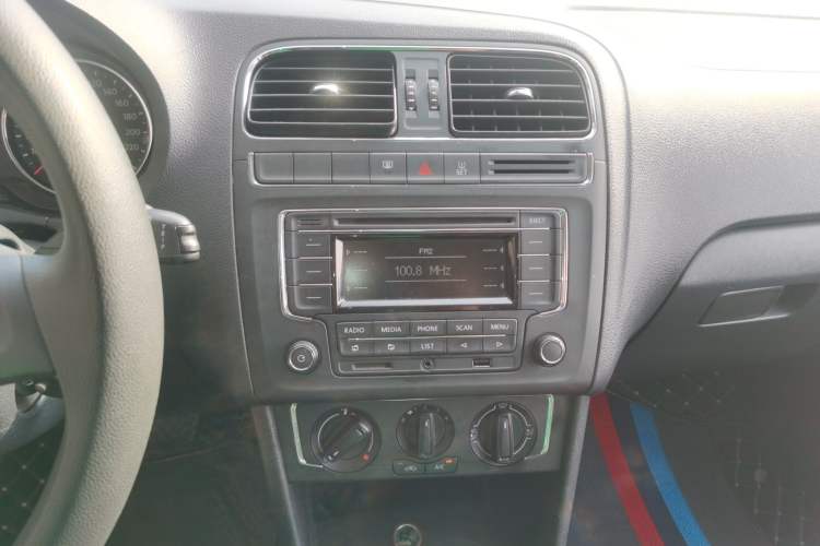 Used Volkswagen Polo 2014 1.6L Automatic Comfort Edition Audio And AC Panel