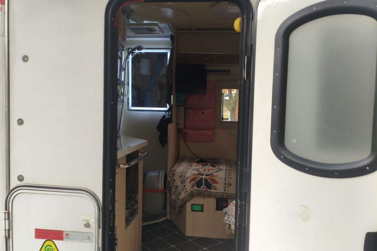 Used Huanghai Xianglong 2016 2.4L Entry-Level Van Gasoline Two-Wheel Drive Ultimate Edition 4G69S4N Trunk