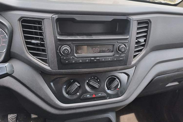 Used Wuling Hongguang V 2022 1.5L Jingqu Edition Electric-Assist LAR Audio And AC Panel