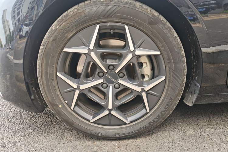 Used Lynk & Co Z10 2025 95 kWh 766 km Range Rear-Wheel Drive Max
