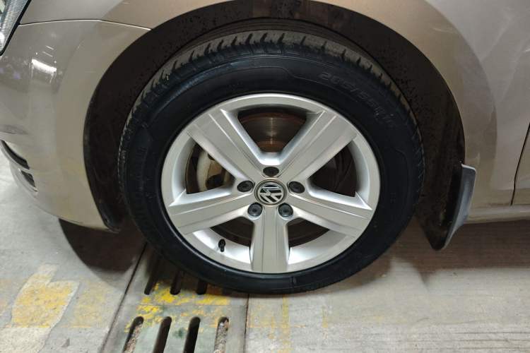 Used Volkswagen Golf 2016 230TSI Automatic Comfort Version Left Front Wheel Hub