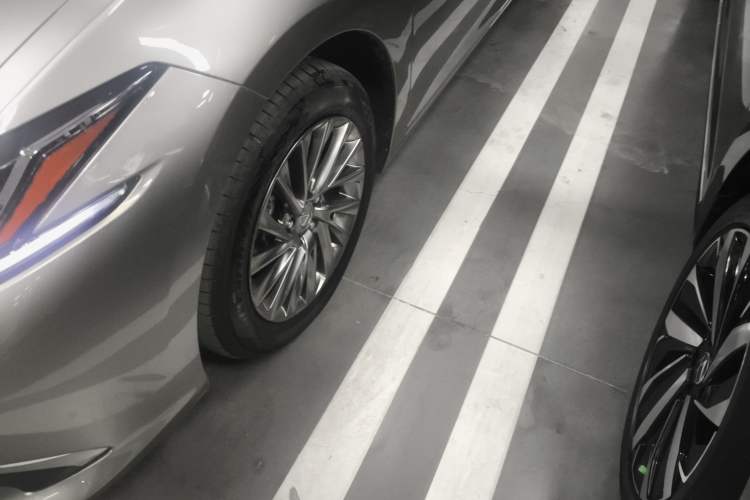 Used Lexus ES 2021 200 Excellence Edition Left Front Wheel Hub