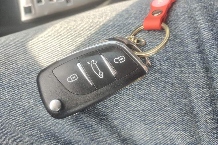 Used Toyota YARiS L Zhi Xuan 2015 1.5E Automatic Charm Edition Vehicle Key