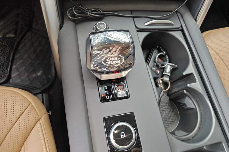 Used Land Rover Discovery 2023 360 PS Metropolitan Edition Gear Lever