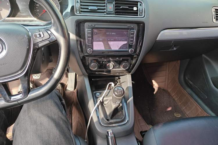 Used Volkswagen Sagitar 2015 1.6L Manual Comfort Model Audio And AC Panel