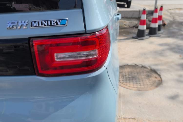 Used Wuling Hongguang MINIEV 2020 Zizai Version Lithium-NMC Right Rear Taillight