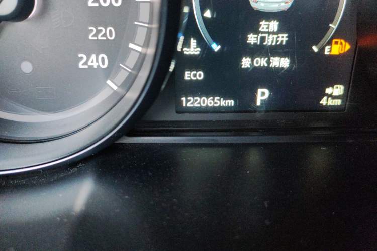 Used Land Rover Discovery Sport 2018 240 PS SE Version Odometer Close Up