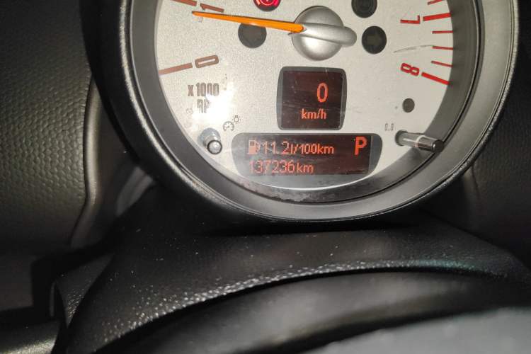 Used MINI Countryman 2014 1.6T COOPER S Odometer Close Up