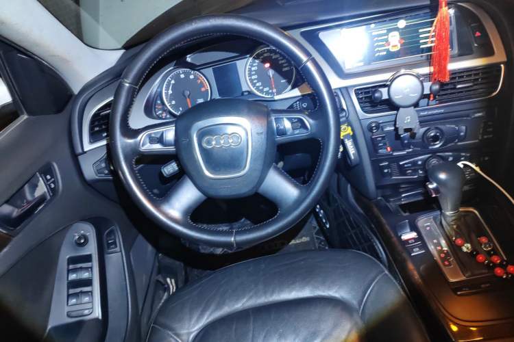 Used Audi A4L 2012 2.0 TFSI automatic Comfort trim level