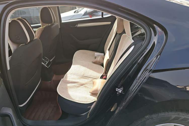 Used Skoda Superb 2016 TSI280 Manual Front-Drive Version Interior 4