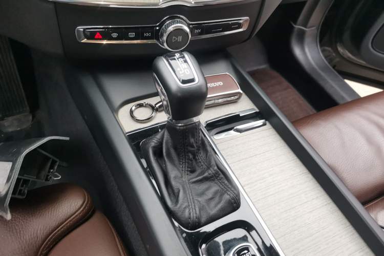 Used Volvo XC60 2020 T5 4x4 Smart Luxury Edition Gear Lever