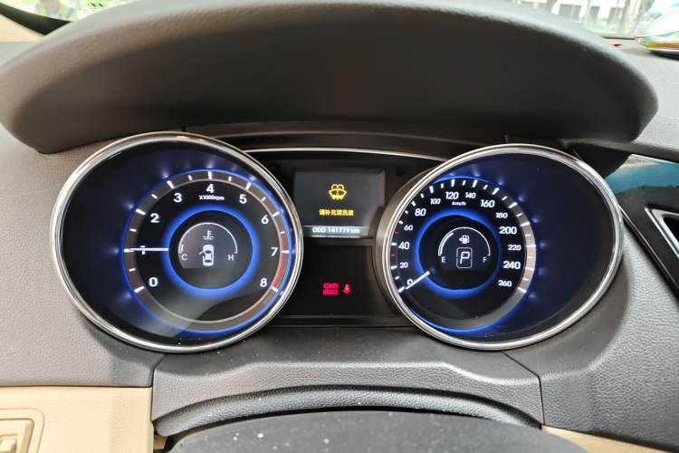 Used Hyundai Sonata 2014 2.0L Automatic Luxury Edition Odometer Close Up