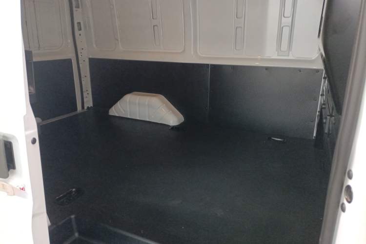 Used JMC Fushun 2023 2.0T Manual Short-Wheelbase Low-Roof Commercial Van 2/3 Seats with Lift-Up Tailgate