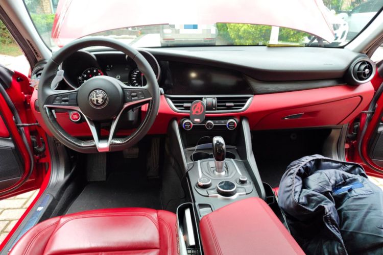 Used Alfa Romeo Giulia 2017 2.0T 200HP Luxury Edition
