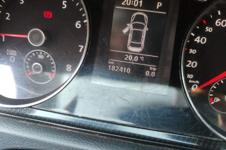 Used Volkswagen Magotan 2012 1.8TSI Luxury Model Odometer Close Up