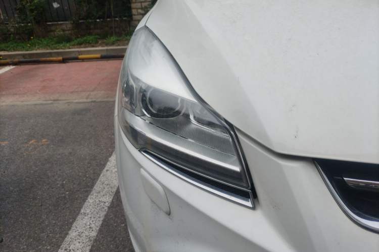 Used Ford Kuga 2015 2.0L GTDi Four-Wheel Drive Prestige Model Right Front Headlight