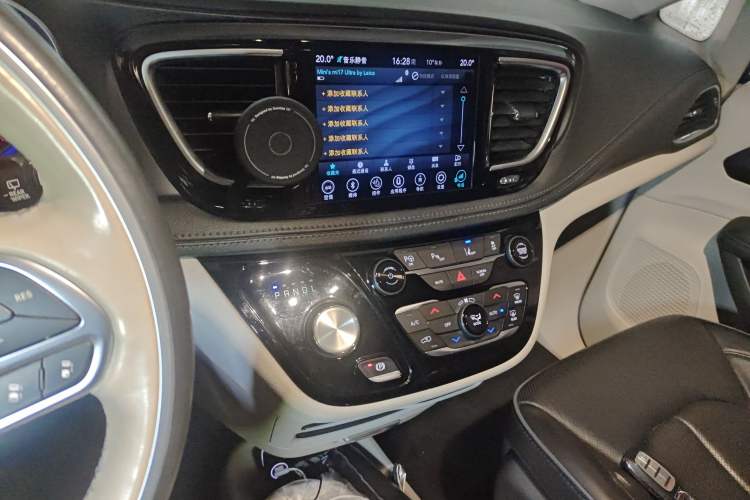 Used Chrysler Grand Voyager PHEV 2019 3.6L Plug-in Hybrid Audio And AC Panel